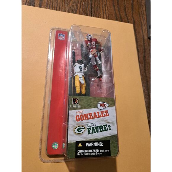 Vintage 2004 NFL Tony Gonzales & Brett Favre Chiefs Packers Action Figures - Picture 1 of 3